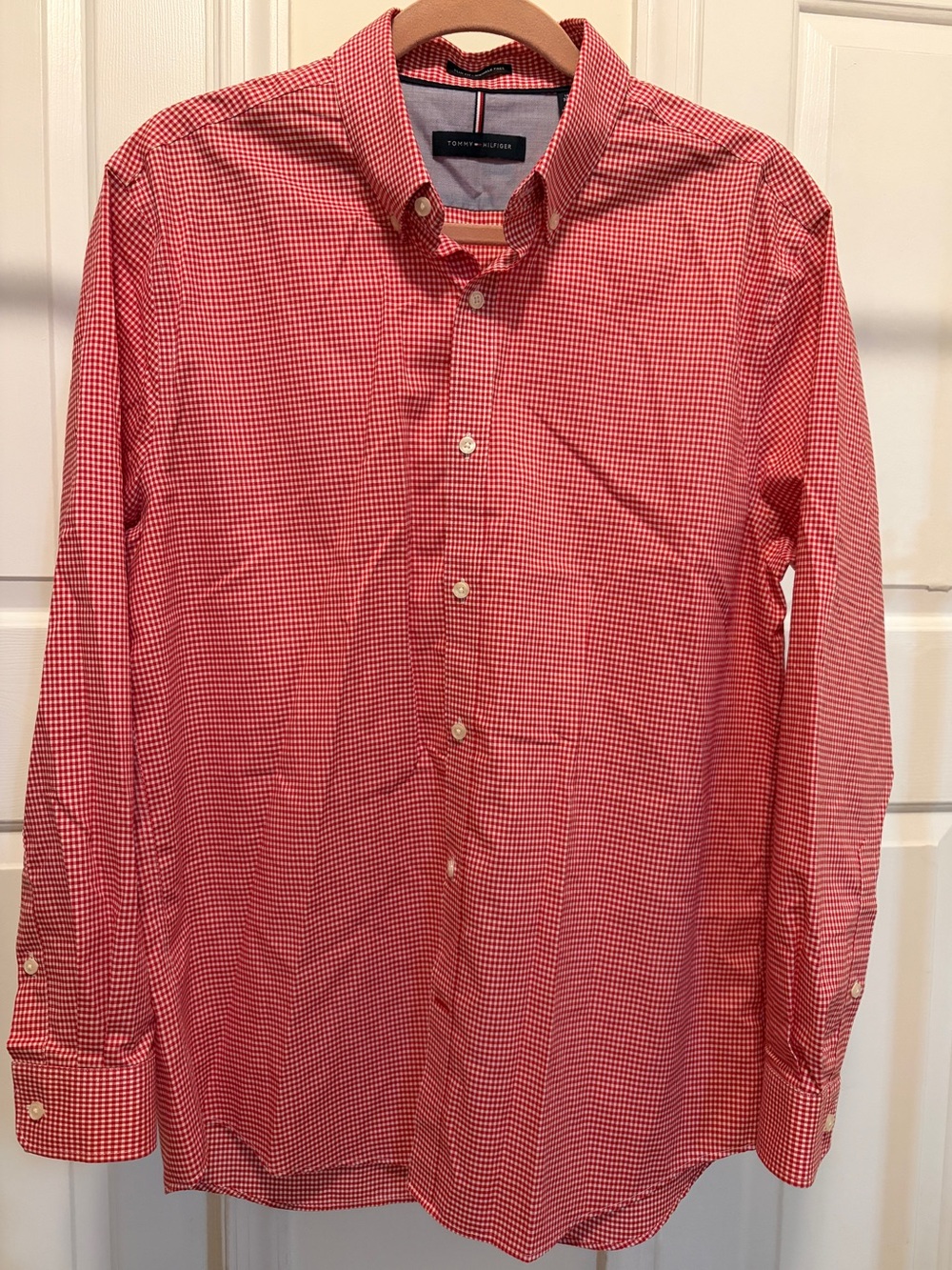Tommy Hilfiger men’s slim fit wrinkle free gingham button-up shirt. Size: L